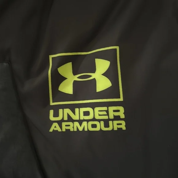 Under Armour boys youth extra large puffer coat. Like new. Hardly worn. - Picture 3 of 5